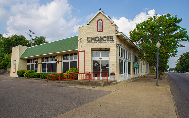 While most pro-choice mainstream organizing centers around protecting Planned Parenthood from defunding, independent abortion clinics like Choices in Memphis, Tenessee, are also under serious threat from anti-choice laws that threaten their continued operation. (Photo: Lisa Buser Photography)