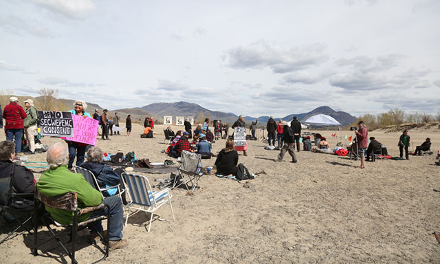 More than 100 Secwepemc leaders and opponents of the proposed Trans Mountain pipeline gathered outside of Kamloops, British Columbia, on Earth Day for a “Picnics, not Pipelines” event to resist the pipeline. (Photo: Janice Cantieri)