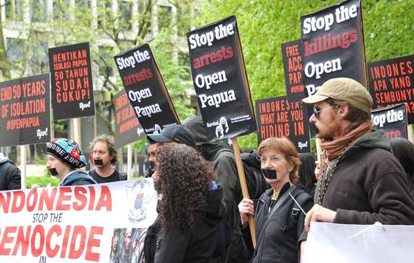 Dozens of protestors gathered outside the Indonesian embassy in London today to demand free and open access to West Papua. (Photo: Camila Almeida/Survival)