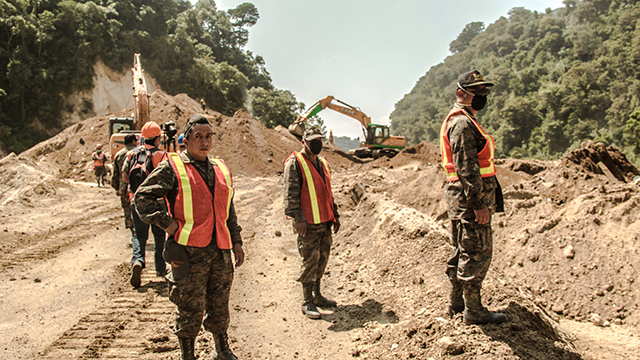 Guatemalan Army troops during the rescue efforts in the area of ​​the landslide. (Photo: Juan Haro)