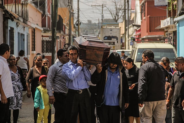 The streets of Santa Catarina Pinula are daily witnesses of funerals and prayers for the victims. (Photo: Juan Haro)