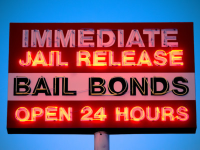 Neon bail bonds sign