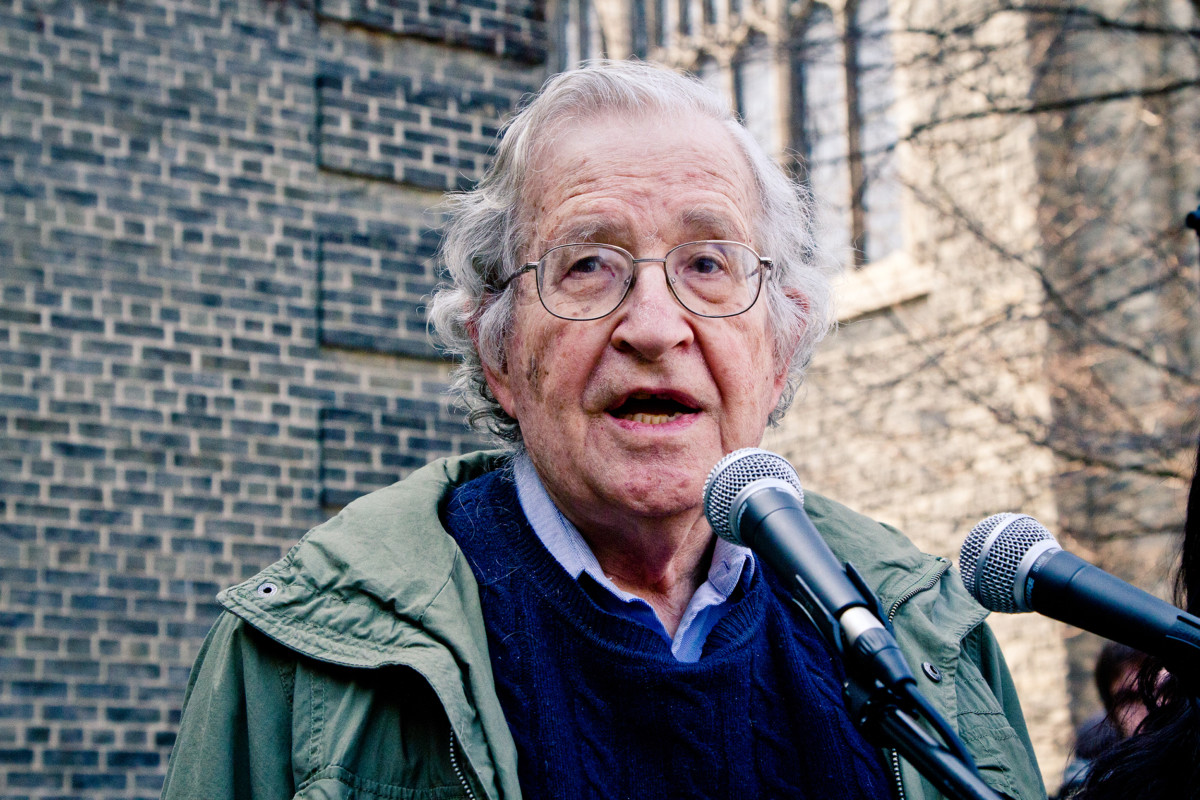 stan-van-houcke-noam-chomsky-on-fascism-showmanship-and-democrats