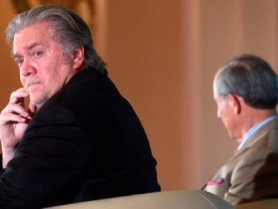 Steve Bannon, former strategic adviser to Donald Trump, and Lanny Davis, former special adviser in the White House and supporter of Hillary Clinton, attend a discussion meeting on May 22, 2018, in Prague.