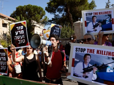 Israelis protest against Philippine President Rodrigo Duterte's visit to Israel as they stand outside the presidential compound in Jerusalem on September 4, 2018, during Duerte's meeting with his Israeli counterpart.