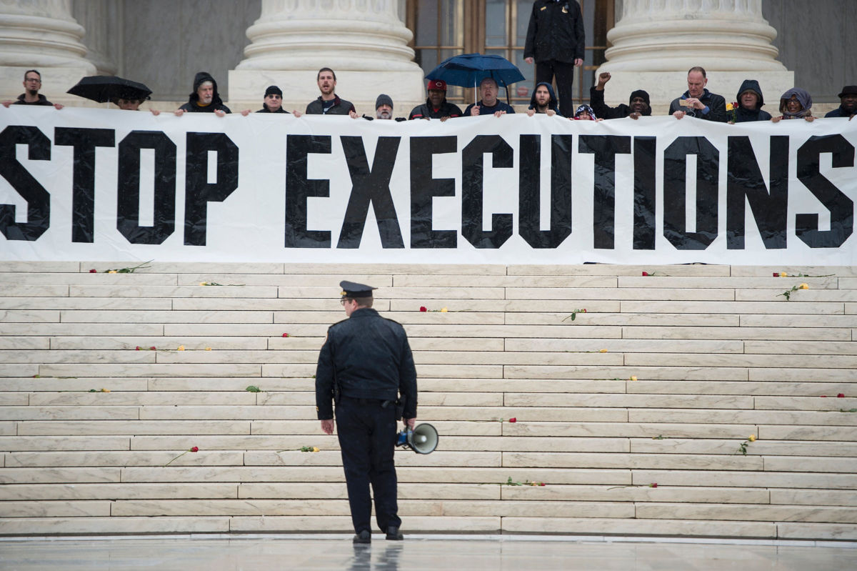 A police officer warns activists to leave during an anti death penalty protest in front of the U.S. Supreme Court, January 17, 2017, in Washington, D.C.