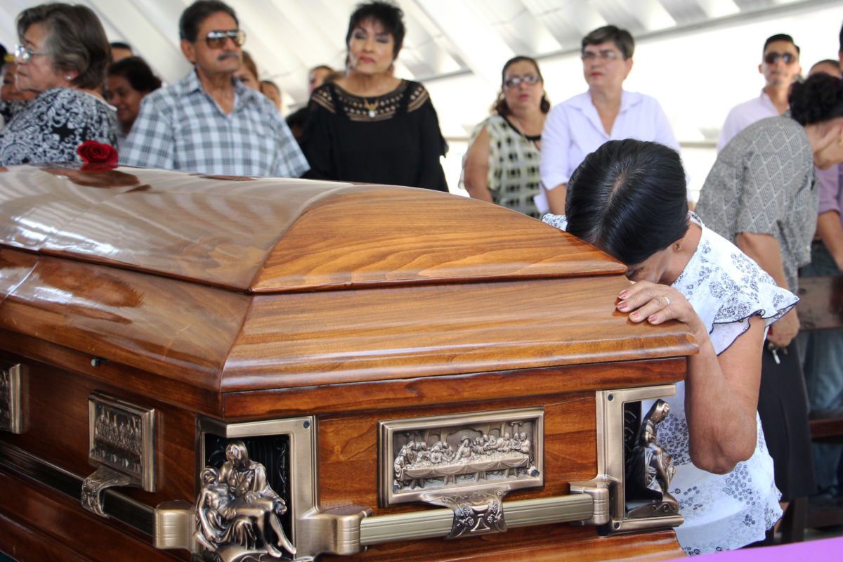 Relatives of Mexican journalist Juan Carlos Huerta, who was shot dead on May 15, mourn during his funeral at the cemetery in Villahermosa, Tabasco state, Mexico, on May 16, 2018.