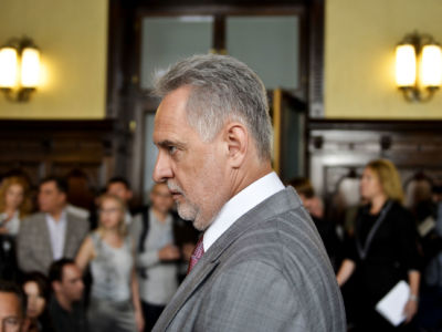 ﻿Dmitry Firtash stands in profile in a courtroom