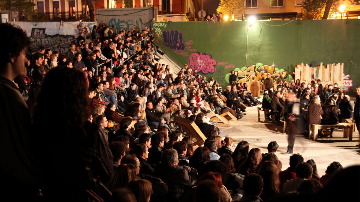 El Campo De Cebada, Madrid hosts a play on a stage build by architecture collectives. The space was built by architecture collectives in a vacant lot in Madrid’s La Latina neighborhood.