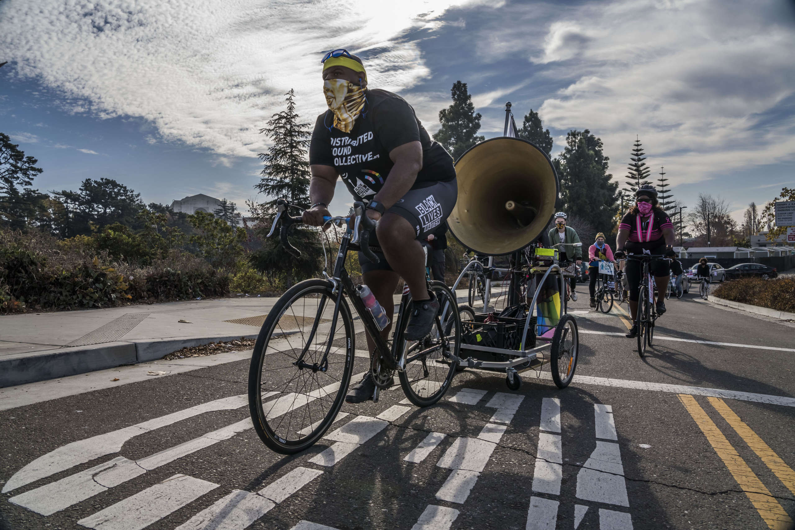 A huge speaker with the action's demand is pulled with the march, playing music and speeches from participants on a connected bluetooth link.