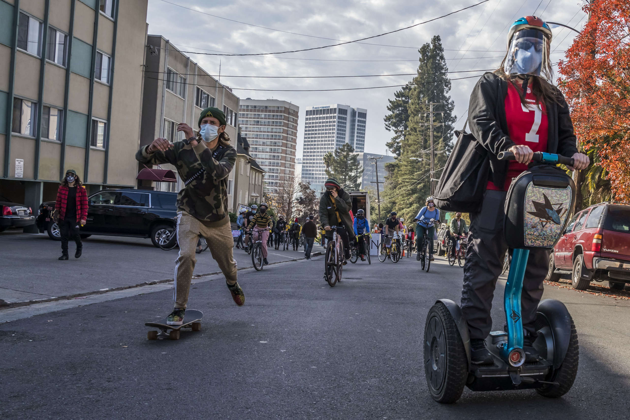 Hjólabrettamenn og Segway knapi í hjólhýsinu.