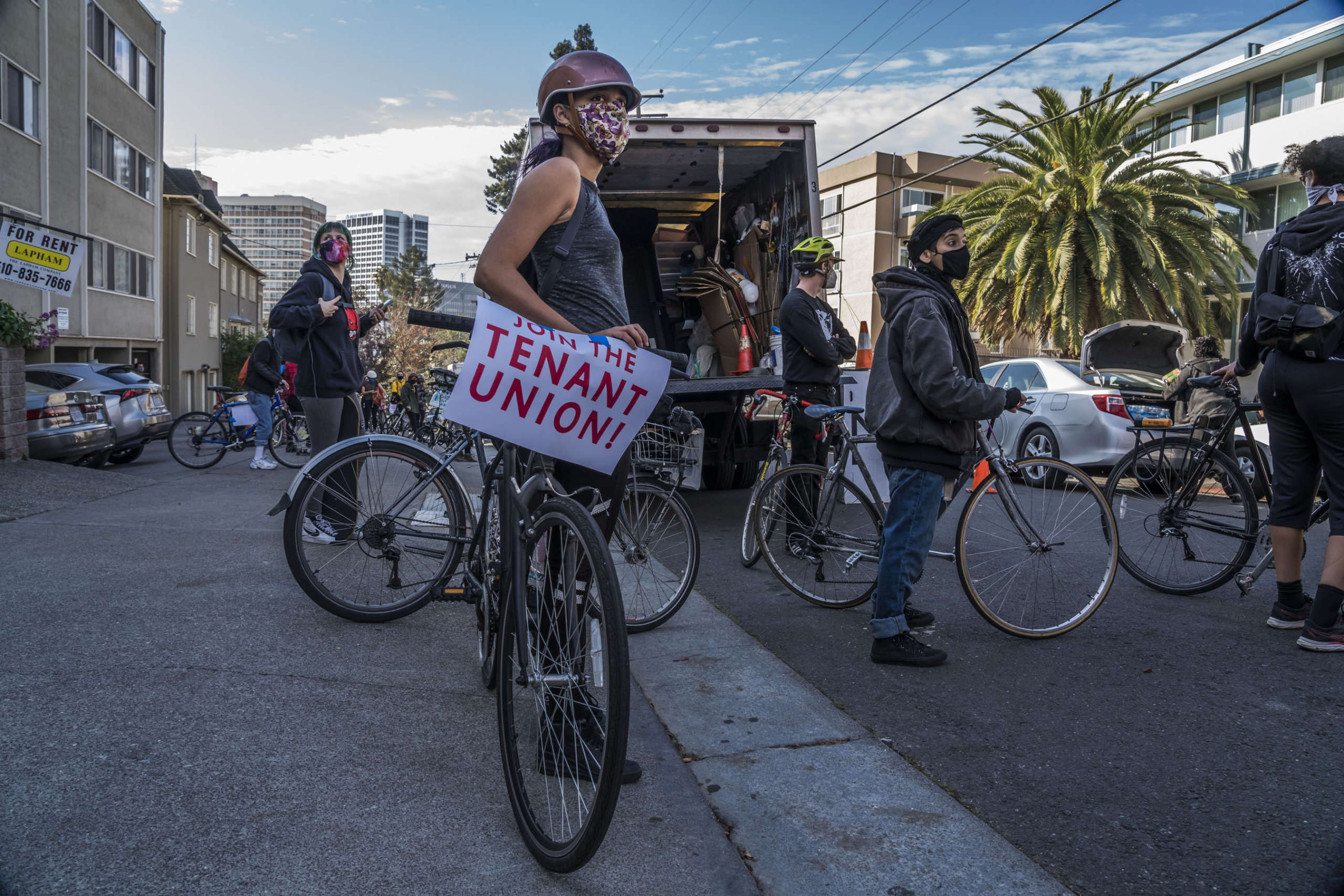 An activist urges tenants to join the tenants union.