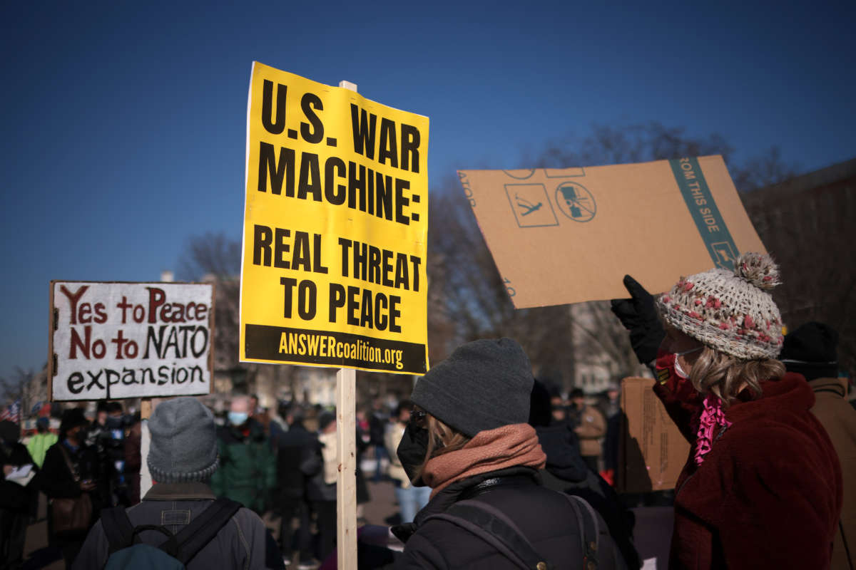 Manifestantes antiguerra se reúnem em frente à Casa Branca para protestar contra a escalada das tensões entre os Estados Unidos e a Rússia em 27 de janeiro de 2022, em Washington, DC O protesto foi organizado pelo grupo ativista CODEPINK.