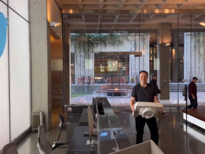 This video grab taken from a video posted on the Twitter account of billionaire Tesla chief Elon Musk on October 26, 2022, shows him carrying a sink as he enters the Twitter headquarters in San Francisco.