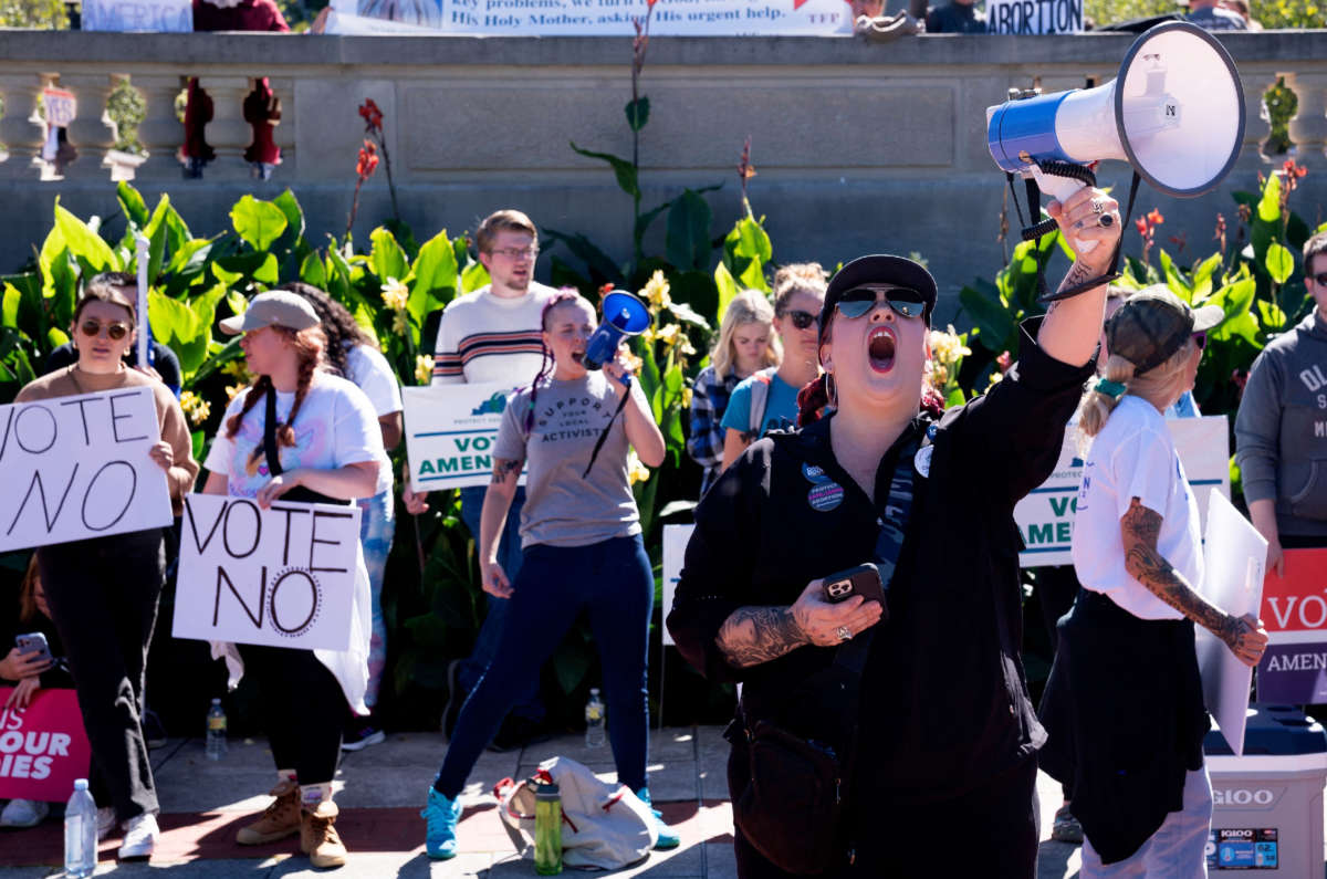 Los manifestantes contra la Enmienda 2, que agregaría una prohibición permanente del aborto a la constitución del estado de Kentucky, protestan contra los partidarios de la enmienda en los escalones del Capitolio del Estado de Kentucky en Frankfort, Kentucky, el 1 de octubre de 2022.