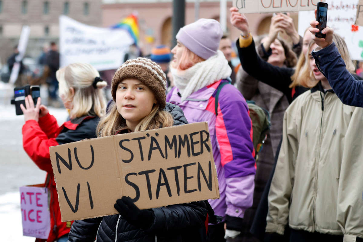 La activista climática sueca Greta Thunberg asiste a una manifestación climática convocada por la organización liderada por jóvenes Auroras antes de presentar su demanda contra el estado por su falta de trabajo climático, en Estocolmo el 25 de noviembre de 2022.