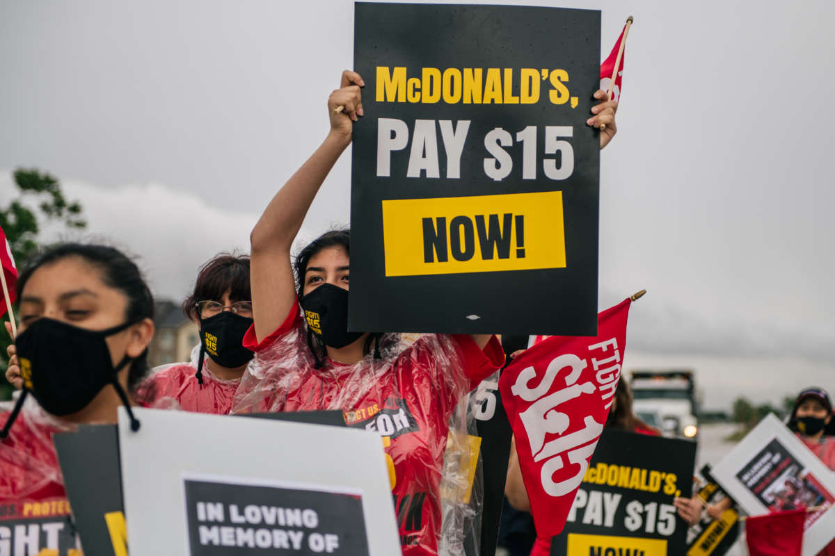 Activistas laborales piden un salario mínimo de $15 en un mitin en Texas