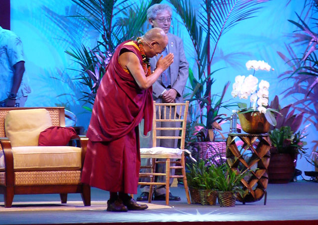 Speaking to students at the University of Hawaii for the first Pillars of Peace Hawaii initiative, the Dalai Lama greets warm-up act musician Jack Johnson. (Photo: Jon Letman)