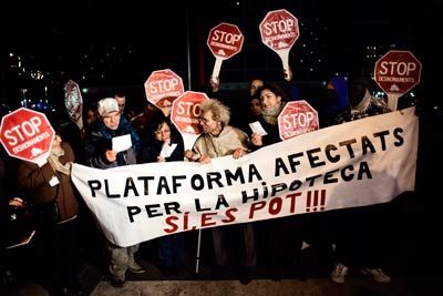 Demonstrators hold signs outside the Bankia bank center during a previous housing protest in Madrid, April 18, 2012. (Photo: Carlos Lujan / International Herald Tribune)