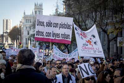 Protesters demonstrate against the regional government's plans to privatize health care services in Madrid, Spain, December 9, 2012.
