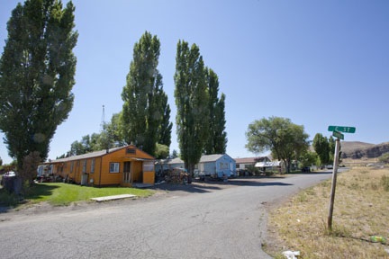  Workers' homes on the land that was formerly the Tule Lake Internment Camp. (Photo: David Bacon).