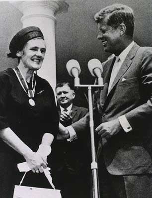 Frances Kathleen Oldham Kelsey receiving the President's Award for Distinguished Federal Civilian Service from President John F. Kennedy, in 1962.