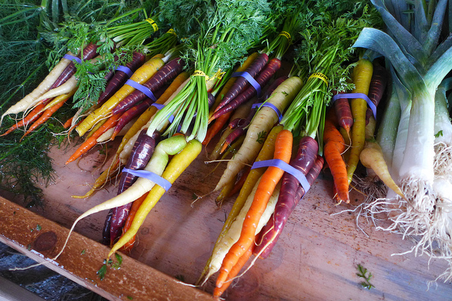 Heirloom carrots and leeks at a farmers market. (Photo: Cyclotourist)