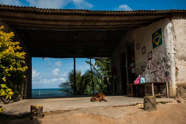 Tupinamba school in the coastal region. The entire community has a view of the ocean. (Photo: Santiago Navarro F.)