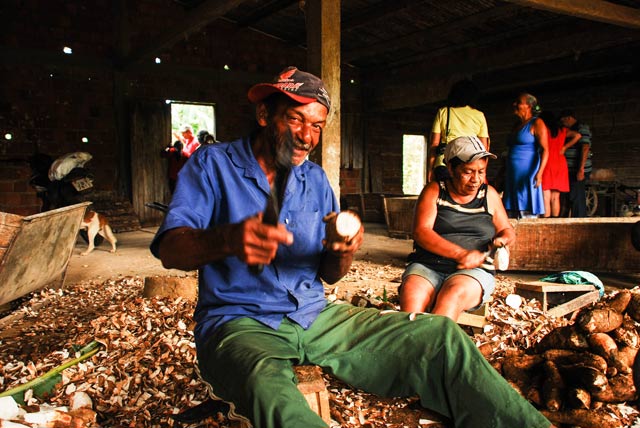 Collective work in Sierra do Padeiro to produce manioc flour. (Photo: Santiago Navarro F.)