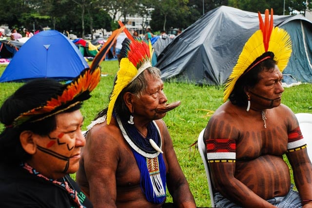 Raoni Metuktire (middle), one of the great leaders of the Kayapó people, is an internationally recognized figure for his fight for the preservation of the Amazon rainforest and indigenous culture. (Photo: Santiago Navarro F.)