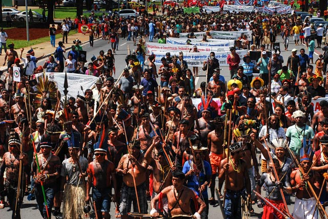 Representatives of indigenous groups from the five regions of Brazil protest against Bill PEC 215. (Photo: Santiago Navarro F.)