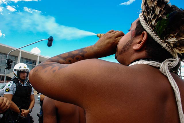We as indigenous people are pacifists, but we are also prepared to fight if necessary, said the indigenous people in front of the headquarters of Brazil's three branches of government. (Photo: Santiago Navarro F.)