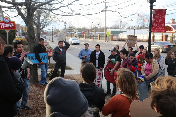 Victor Diaz speaking to a crowd of farmworkers picketing Wendy’s in Essex Junction, VT. (Photo: Jonathan Leavitt)