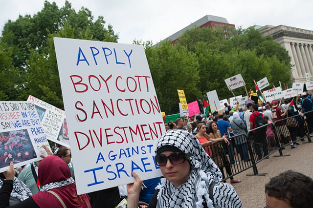 Some 10,000 demonstrators march on the White House in Washington, D.C., to   protest Israel's offensive in Gaza, August 2, 2014. (Photo: Courtesy of Ryan Beiler)