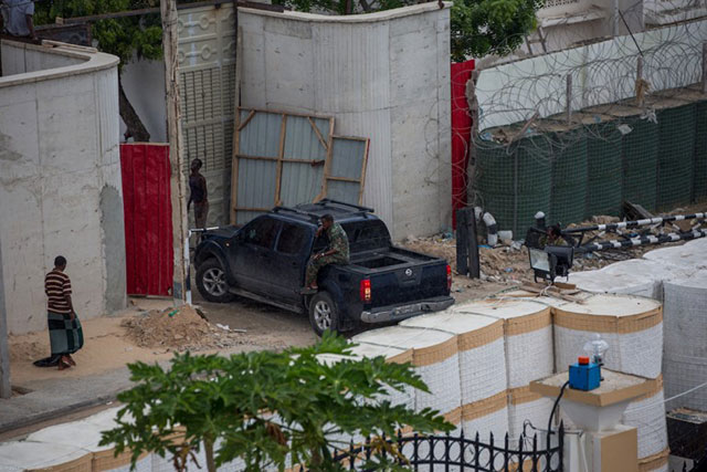 Security precautions near Al Jazaara Palace hotel. (Photo: Jan Wellmann)