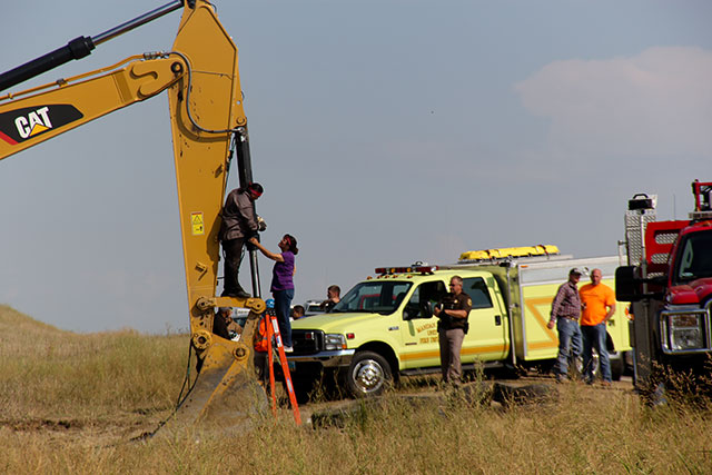 Cheryl Angel stands with her son, Dale American Horse, as he takes part in Thursday's #NoDAPL action. (Photo: Desiree Kane)