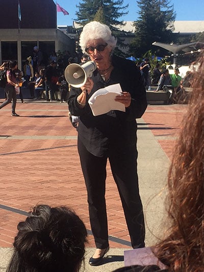 Professor Francine Masiello reading a text by Andrea Jeftanovic at the demonstrations in UC Berkeley. (Photo: Félix Treviño)