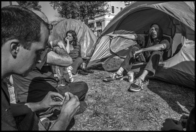 Mike Zint a leader of the homeless occupation, at an informal meeting outside his tent. (Photo: David Bacon)