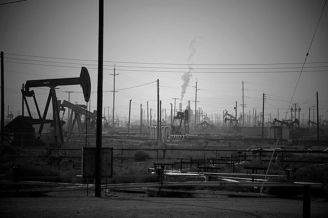 An oilfield in Kern County, California, in a photo taken on Fenruary 10, 2008. (Photo: Ben Klocek; Edited: LW / TO)