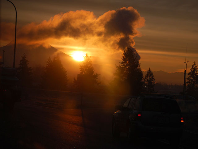 Exhaust rises from a smokestack in Lakewood, Washington, on December 23, 2009. (Photo: OnceAndFutureLaura)