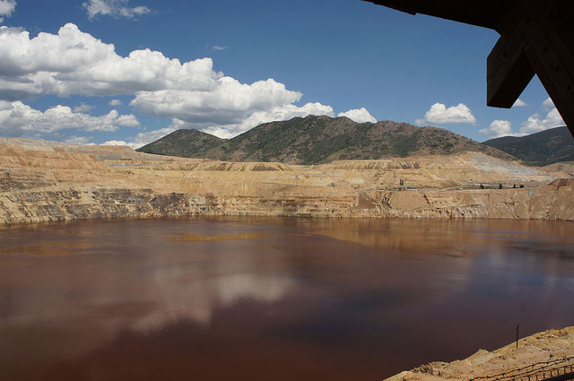 The Berkeley Pit, a former copper mine, where the snow geese landed in Late November, is filled with acidic water with high concentrations of heavy metals and toxic chemicals, including arsenic, cadmium, copper, zinc, sulfuric acid and molybdenum. (Photo: Tjflex2)