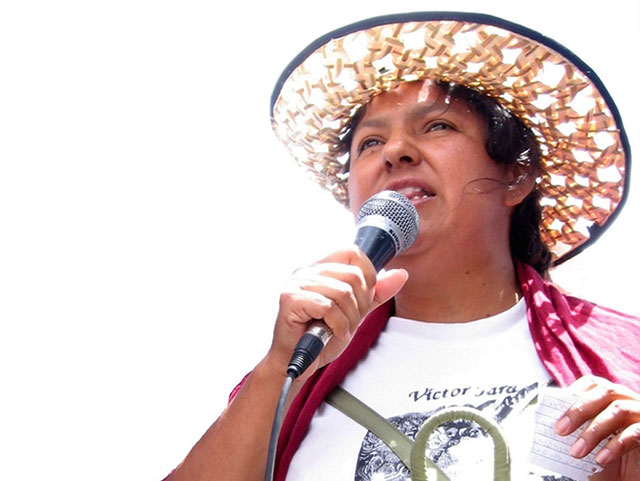 Honduran Indigenous rights activist Berta Cáceres speaks to a crowd in 2009. (Photo: Sandra Cuffe)
