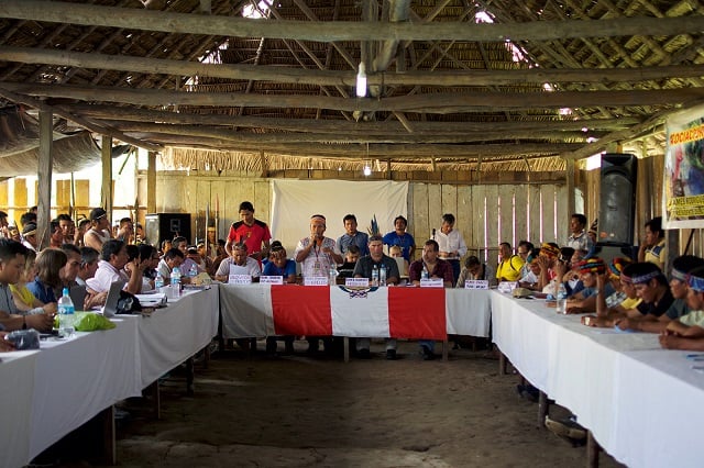 The debate between the Peruvian state and indigenous peoples united in Saramurillo, December 2016 (Photo: Sophie Pinchetti)