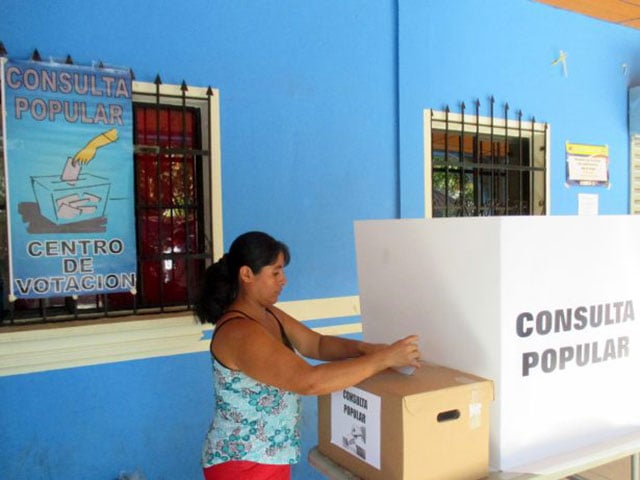A local Cinquera resident casts her ballot in the February 26 municipal referendum on mining. (Photo: WNV / Sandra Cuffe)