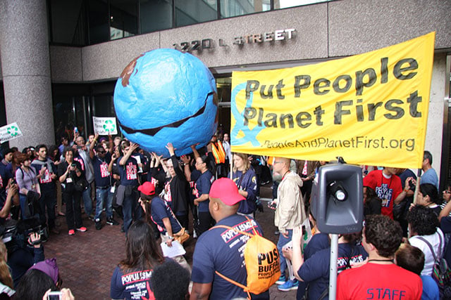 Members of People's Action demonstrate at the American Petroleum Institute in Washington on April 20, 2015. (Photo: Courtesy of People's Action)