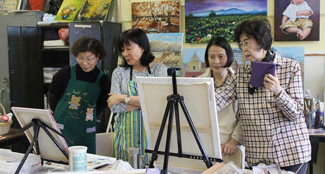 Seniors at Queens Community House participate in an art class. (Photo Courtesy: Queens Community House)