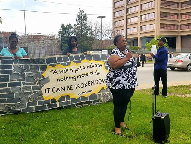 Lavette Mayes speaks outside Cook County Jail at a rally for incarcerated mothers. (Photo: CCBF)