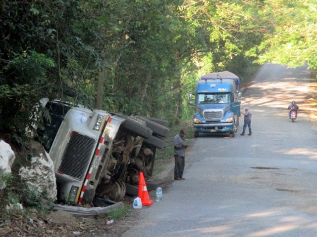 Heavy traffic carrying ore from the Fenix nickel mine to the port in Puerto Barrios is causing a series of problems for residents of the region, including fatal accidents. (Photo: Sandra Cuffe)
