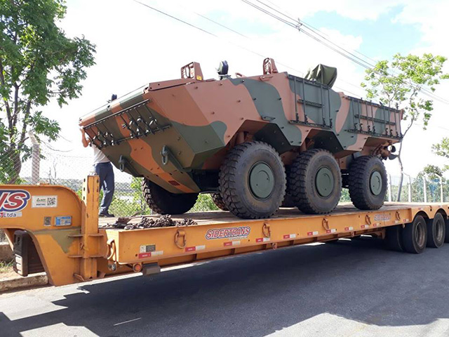 Transportation of the Guarani armored tanks for the military exercise. (Photo: Avispa Midia)