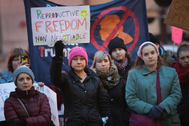 Demonstrators protest in front of the Thompson Center to voice their support for Planned Parenthood and reproductive rights on February 10, 2017 in Chicago, Illinois. (Photo: Scott Olson / Getty Images)